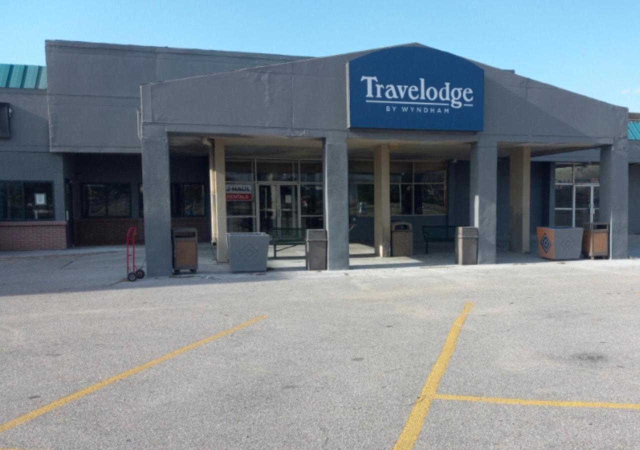 Travelodge By Wyndham Lincoln Northeast Buitenkant foto