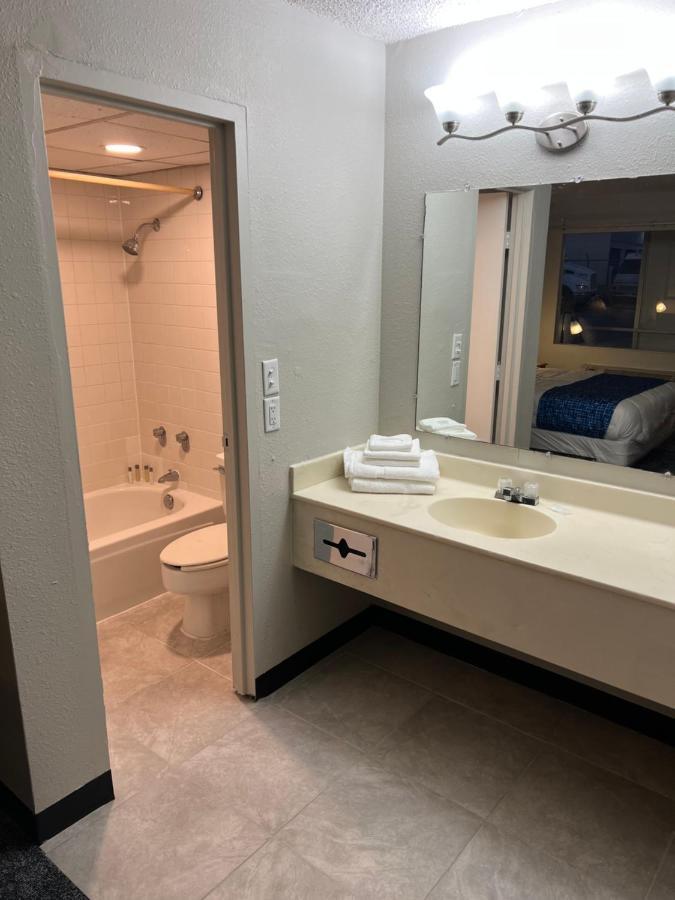 Travelodge By Wyndham Lincoln Northeast Buitenkant foto