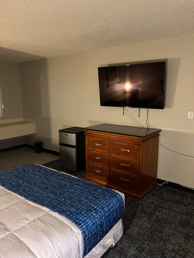 Travelodge By Wyndham Lincoln Northeast Buitenkant foto