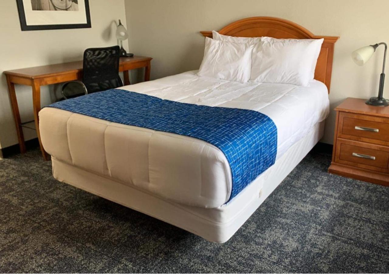 Travelodge By Wyndham Lincoln Northeast Buitenkant foto