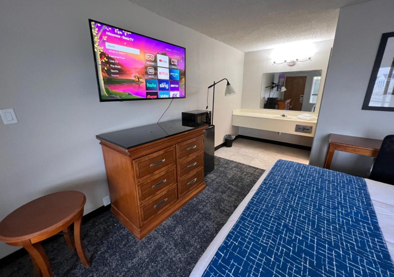 Travelodge By Wyndham Lincoln Northeast Buitenkant foto