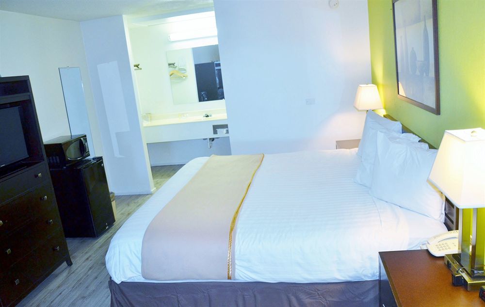 Travelodge By Wyndham Lincoln Northeast Buitenkant foto