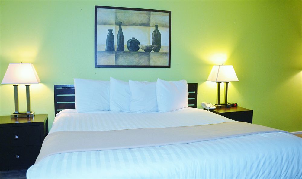 Travelodge By Wyndham Lincoln Northeast Buitenkant foto
