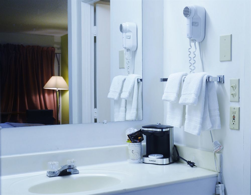 Travelodge By Wyndham Lincoln Northeast Buitenkant foto